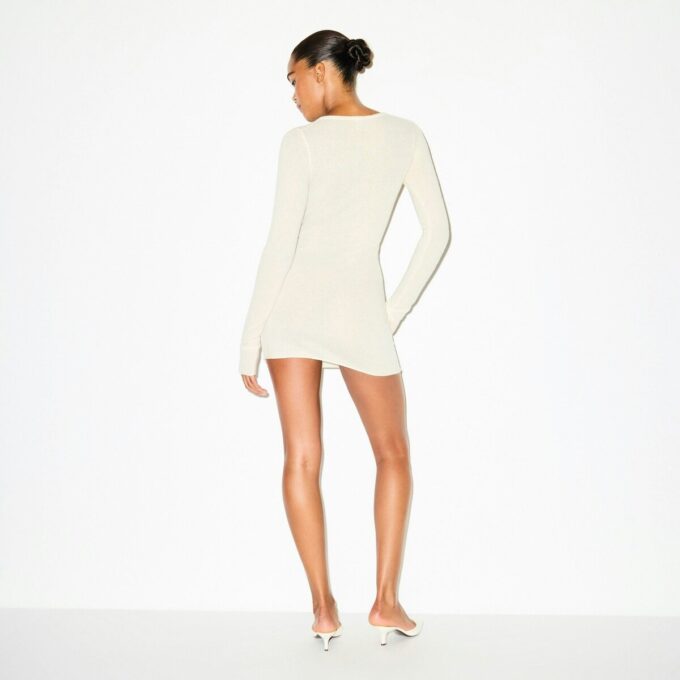 FJÄDERLÄTT KASHMERIKLÄNGD HENLEY MINIKLÄNNING