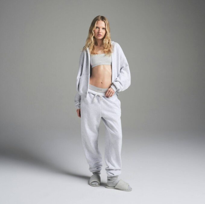 KLASSISK HOODIE I BOMULLSFLEECKE MED DRAGKEDJA KLASSISK HOODIE I BOMULLSFLEECKE MED DRAGKEDJA