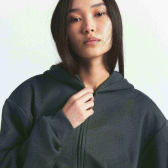 KLASSISK HOODIE I BOMULLSFLEECKE MED DRAGKEDJA