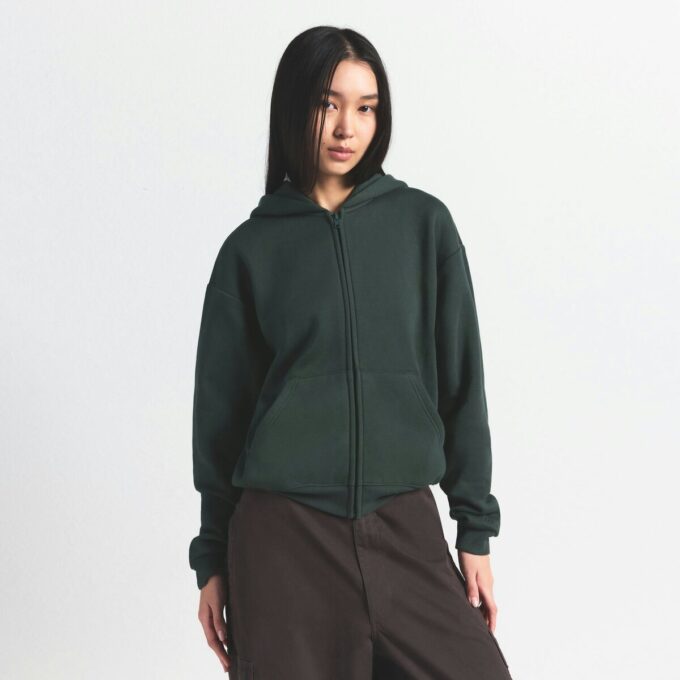 KLASSISK HOODIE I BOMULLSFLEECKE MED DRAGKEDJA KLASSISK HOODIE I BOMULLSFLEECKE MED DRAGKEDJA