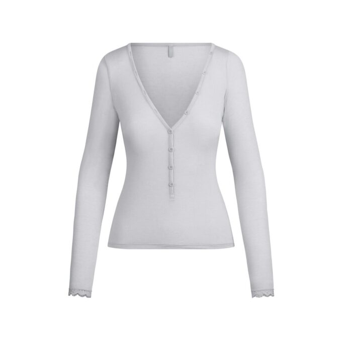 LÅNGÄRMAD HENLEY-TRÖJA I GENOMSKINLIG MODAL LÅNGÄRMAD HENLEY-TRÖJA I GENOMSKINLIG MODAL