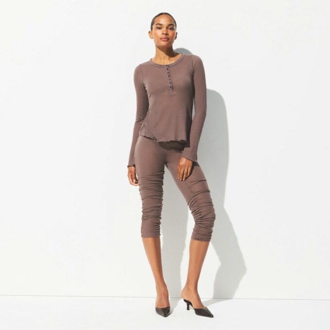 LÅNGÄRMAD HENLEY-TRÖJA MED SKINN LÅNGÄRMAD HENLEY-TRÖJA MED SKINN