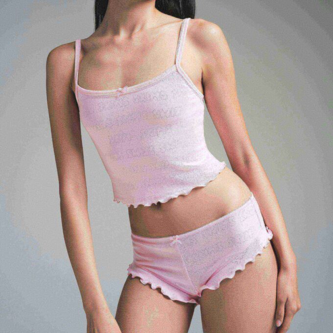 LOGOTYP POINTELLE BESKRIVET CAMI-SET LOGOTYP POINTELLE BESKRIVET CAMI-SET