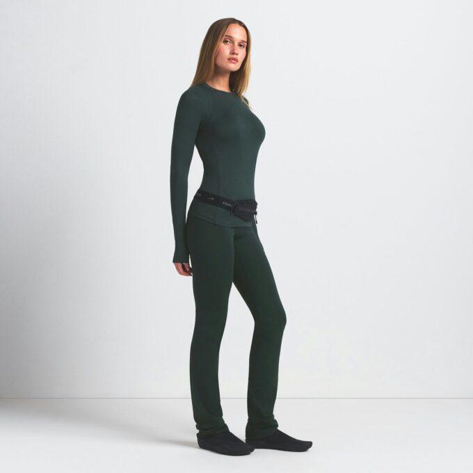 NikeSKIMS LUFTIG LÅNGÄRMAD TOPP MED RUND HALS NikeSKIMS LUFTIG LÅNGÄRMAD TOPP MED RUND HALS