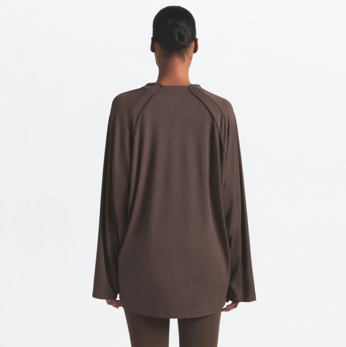 NikeSKIMS LUFTIG V-RINGAD OVERSIZED LÅNGÄRMAD TOPP NikeSKIMS LUFTIG V-RINGAD OVERSIZED LÅNGÄRMAD TOPP