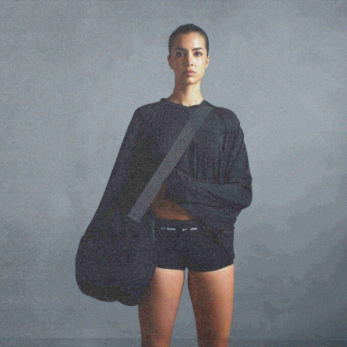 NikeSKIMS LUFTIG V-RINGAD OVERSIZED LÅNGÄRMAD TOPP NikeSKIMS LUFTIG V-RINGAD OVERSIZED LÅNGÄRMAD TOPP