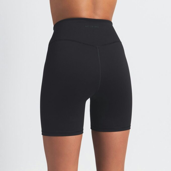NikeSKIMS MATT 5″ BIKERSHORTS NikeSKIMS MATT 5″ BIKERSHORTS