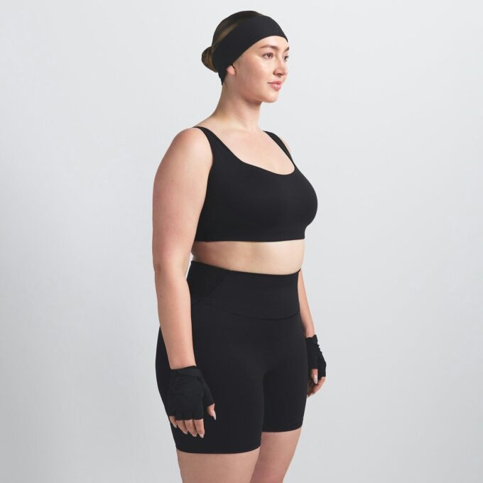 NikeSKIMS MATT 5″ BIKERSHORTS NikeSKIMS MATT 5″ BIKERSHORTS