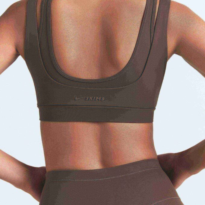 NikeSKIMS MATT DUBBELBANDS-BH NikeSKIMS MATT DUBBELBANDS-BH