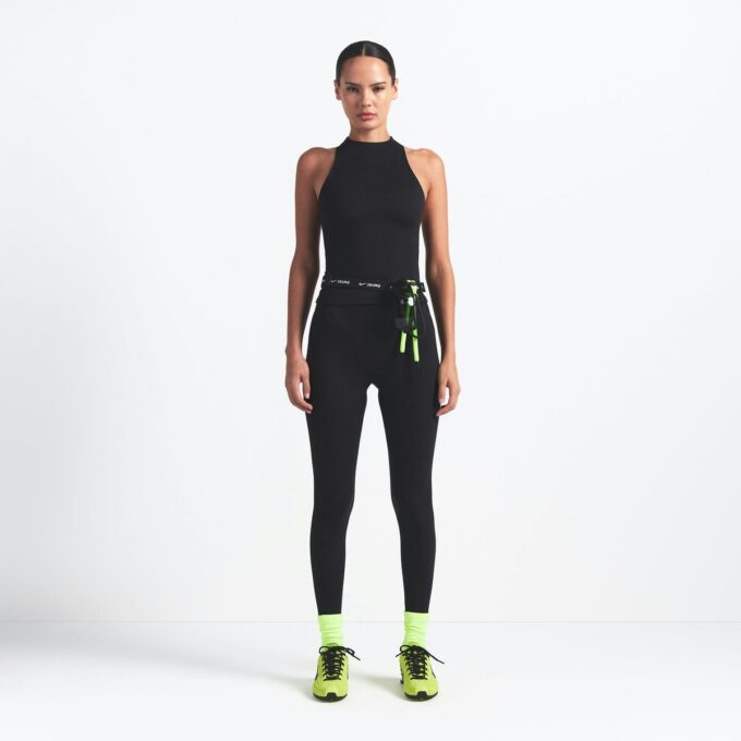 NikeSKIMS MATT RACER-LINNE MED HÖG HALS NikeSKIMS MATT RACER-LINNE MED HÖG HALS