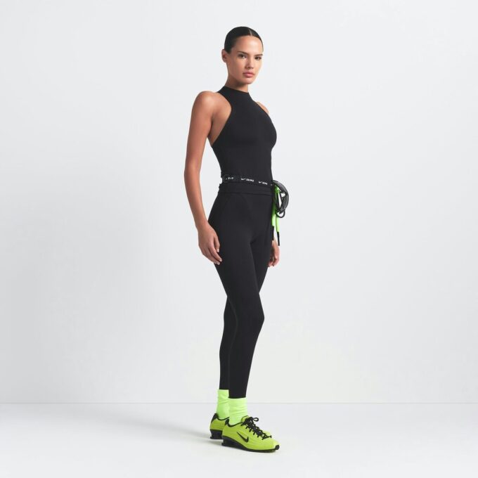 NikeSKIMS MATT RACER-LINNE MED HÖG HALS NikeSKIMS MATT RACER-LINNE MED HÖG HALS