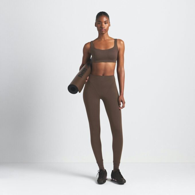 NikeSKIMS MATT V-LINE 26″ LEGGINGS NikeSKIMS MATT V-LINE 26″ LEGGINGS