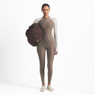 NikeSKIMS SHINE LÅNG ONESI MED DRAGKEDJA FRAM NikeSKIMS SHINE LÅNG ONESI MED DRAGKEDJA FRAM