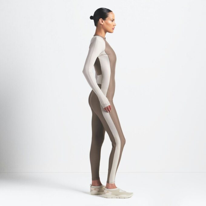 NikeSKIMS SHINE LÅNG ONESI MED DRAGKEDJA FRAM NikeSKIMS SHINE LÅNG ONESI MED DRAGKEDJA FRAM