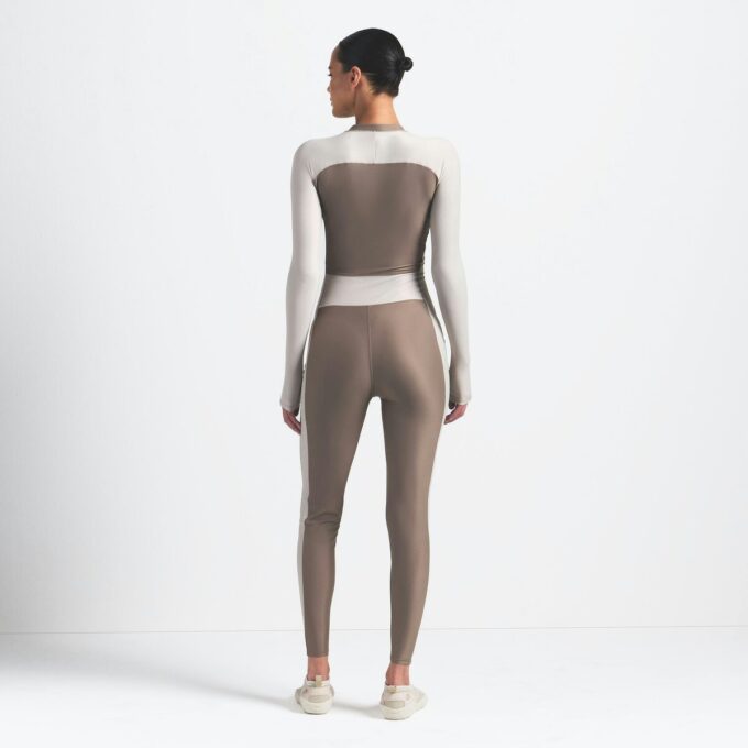 NikeSKIMS SHINE LÅNG ONESI MED DRAGKEDJA FRAM NikeSKIMS SHINE LÅNG ONESI MED DRAGKEDJA FRAM