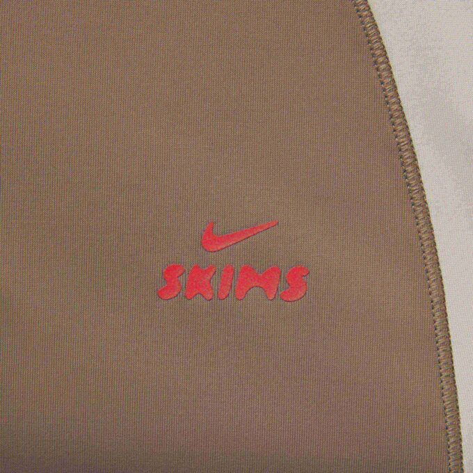 NikeSKIMS SHINE LÅNG ONESI MED DRAGKEDJA FRAM NikeSKIMS SHINE LÅNG ONESI MED DRAGKEDJA FRAM