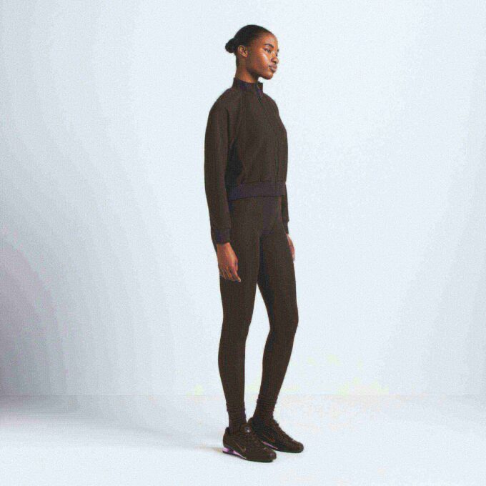 NikeSKIMS TRÄNINGSJACKA I MATT TRIKOT NikeSKIMS TRÄNINGSJACKA I MATT TRIKOT