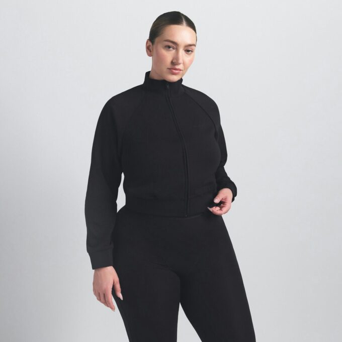NikeSKIMS TRÄNINGSJACKA I MATT TRIKOT NikeSKIMS TRÄNINGSJACKA I MATT TRIKOT