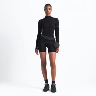NikeSKIMS VIKTFRIA LAGAR MED HÖG HALS LÅNGÄRMAD TOPP