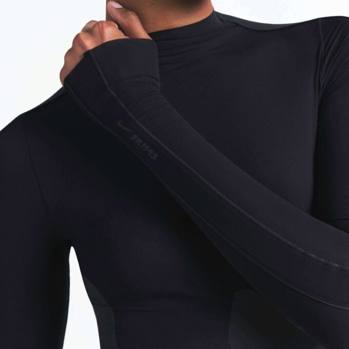 NikeSKIMS VIKTFRIA LAGAR MED HÖG HALS LÅNGÄRMAD TOPP NikeSKIMS VIKTFRIA LAGAR MED HÖG HALS LÅNGÄRMAD TOPP
