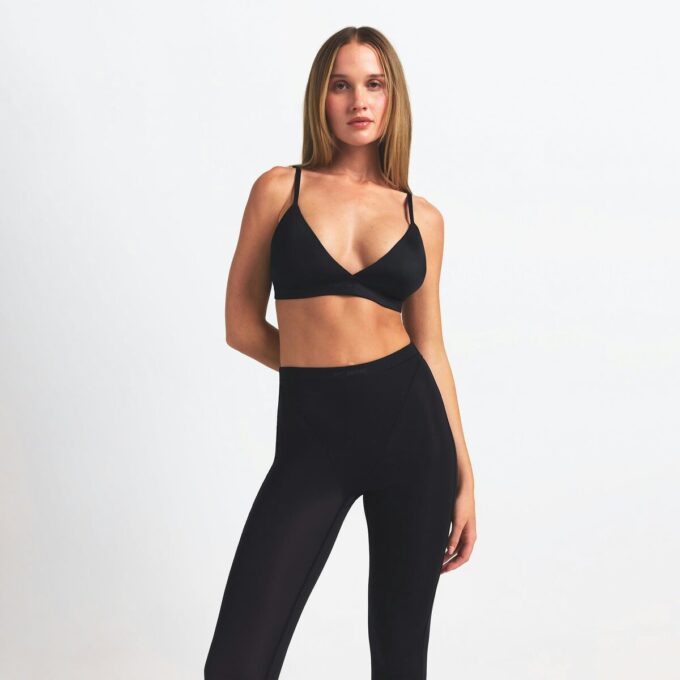 NikeSKIMS VIKTFRIA LAGERS V-LINE 26″ LEGGINGS NikeSKIMS VIKTFRIA LAGERS V-LINE 26″ LEGGINGS