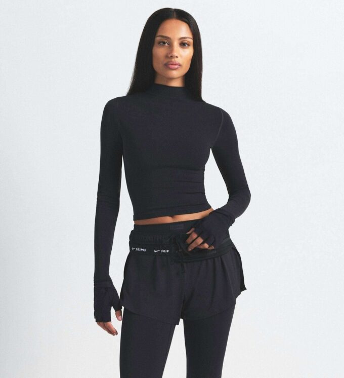 NikeSKIMS VINTAGE SÖMLÖS CROPTOPP MED HÖG HALS NikeSKIMS VINTAGE SÖMLÖS CROPTOPP MED HÖG HALS