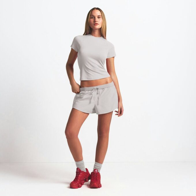 NikeSKIMS VÄVD NYLON 2,5″ LÖPARSHORTS NikeSKIMS VÄVD NYLON 2,5″ LÖPARSHORTS