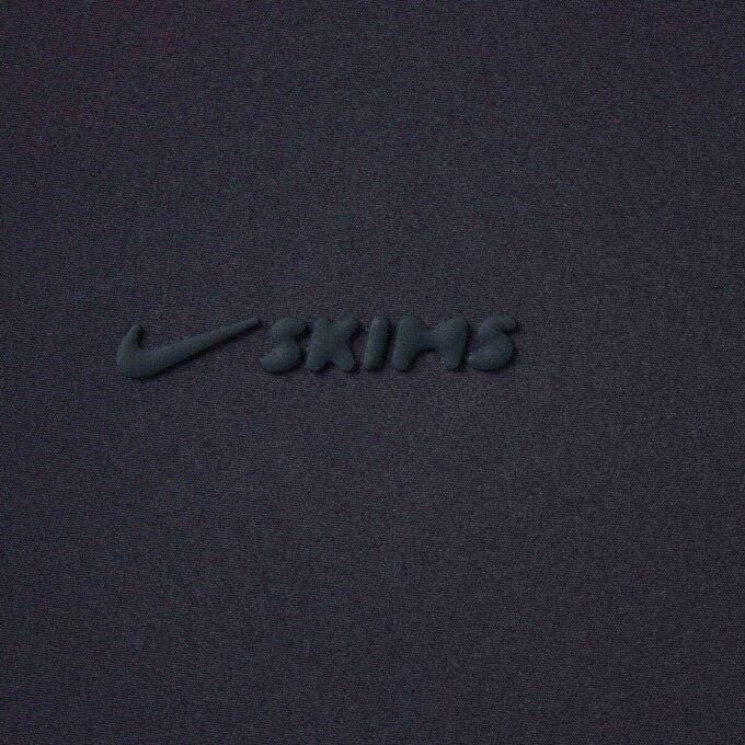 NikeSKIMS VÄVD NYLON OVERSIZED TRÄNINGSJACKA