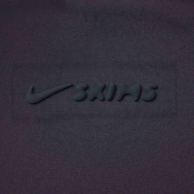 NikeSKIMS VÄVD NYLON OMSLAGSKAPA NikeSKIMS VÄVD NYLON OMSLAGSKAPA