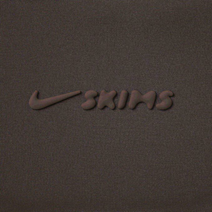 NikeSKIMS VÄVD NYLON OMSLAGSKAPA NikeSKIMS VÄVD NYLON OMSLAGSKAPA