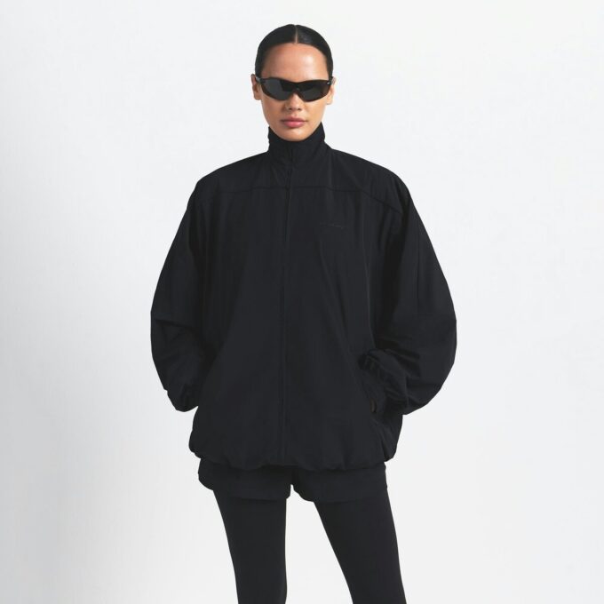 NikeSKIMS VÄVD NYLON OVERSIZED TRÄNINGSJACKA
