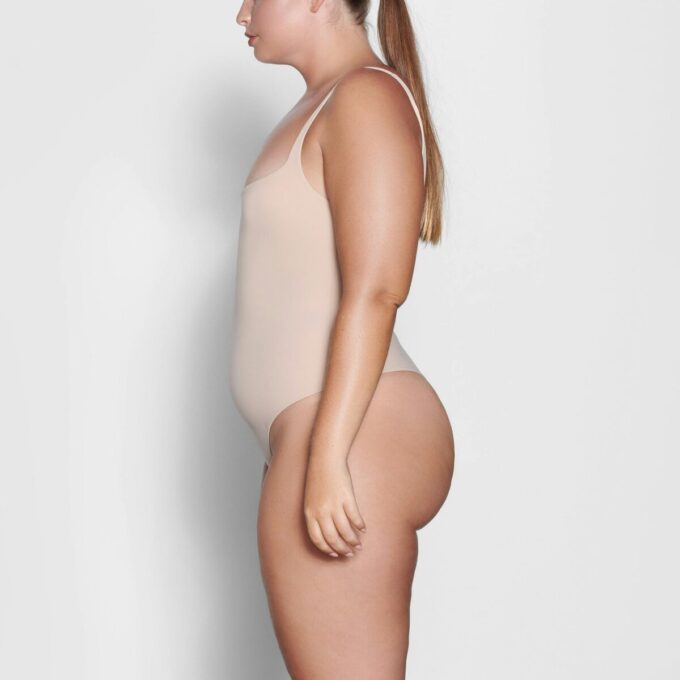 PASSAR ALLA BODY MED FYLKANTIG HALS PASSAR ALLA BODY MED FYLKANTIG HALS