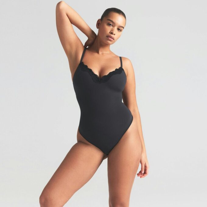 PASSAR ALLA PUSH-UP-DRESS I SPETS