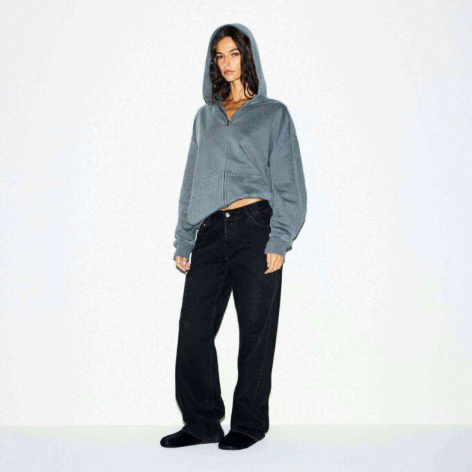 POJKVÄN FLEECE OVERSIZED HOODIE MED DRAGKEDJA POJKVÄN FLEECE OVERSIZED HOODIE MED DRAGKEDJA