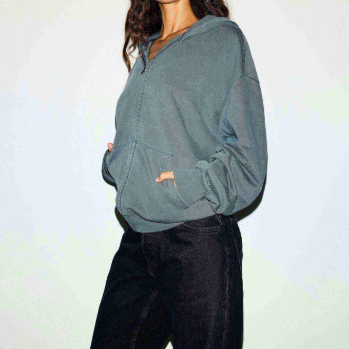 POJKVÄN FLEECE OVERSIZED HOODIE MED DRAGKEDJA POJKVÄN FLEECE OVERSIZED HOODIE MED DRAGKEDJA