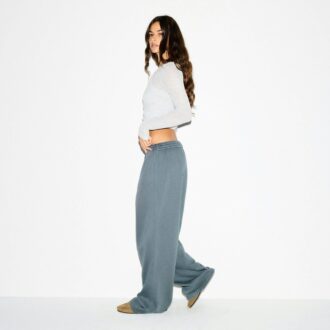 POJKVÄN FLEECE OVERSIZED RAKA BENBYXOR POJKVÄN FLEECE OVERSIZED RAKA BENBYXOR