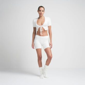 SET MED LUDDIG STICKNING, CROP TOPP OCH SHORTS