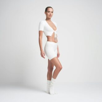 SET MED LUDDIG STICKNING, CROP TOPP OCH SHORTS