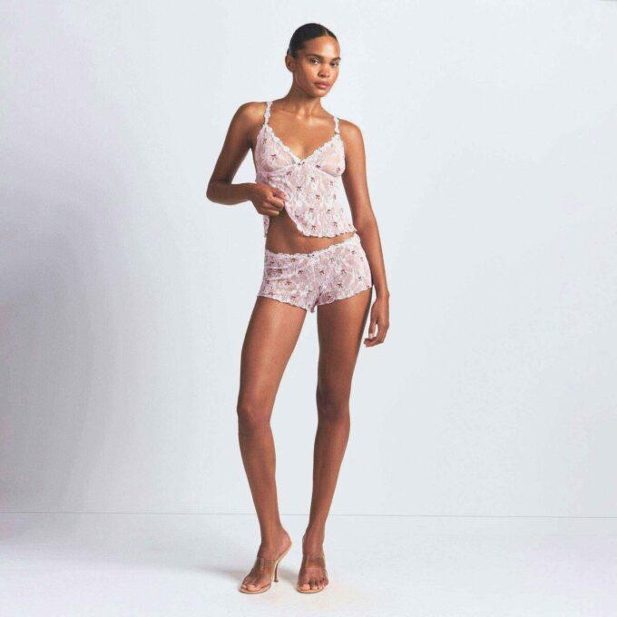 SET MED TRÄNINGSLÖVA OCH SHORTS I STRETCHSPETS SET MED TRÄNINGSLÖVA OCH SHORTS I STRETCHSPETS