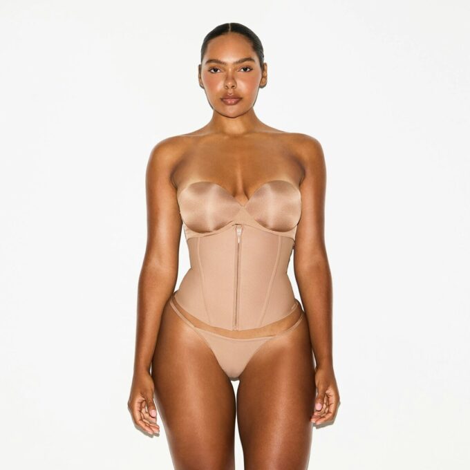 SKIMS BODY CORE SCULPT MIDJESTRÖRNING SKIMS BODY CORE SCULPT MIDJESTRÖRNING