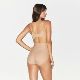 SKIMS BODY CORE SCULPT RUMPLYFTANDE TROSOR