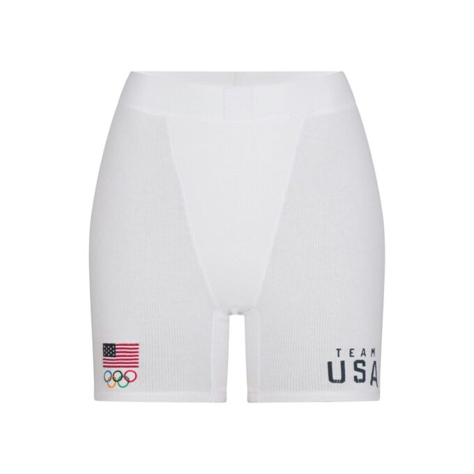 SKIMS FÖR TEAM USA BOMULLSRIBBADE OLYMPISKA BOXERSKÅLAR SKIMS FÖR TEAM USA BOMULLSRIBBADE OLYMPISKA BOXERSKÅLAR