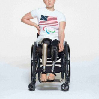 SKIMS FÖR TEAM USA PARALYMPISK T-SHIRT I BOMULLSRÖJA