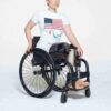 SKIMS FÖR TEAM USA PARALYMPISK T-SHIRT I BOMULLSRÖJA SKIMS FÖR TEAM USA PARALYMPISK T-SHIRT I BOMULLSRÖJA