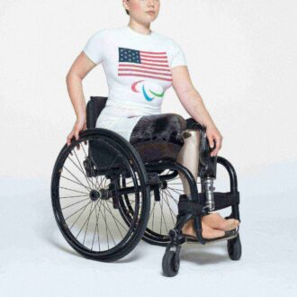 SKIMS FÖR TEAM USA PARALYMPISK T-SHIRT I BOMULLSRÖJA