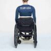 SKIMS FÖR TEAM USA SIGNATURE SWIM PARALYMPISK LÅNGÄRMAD BOKAD T-SHIRT