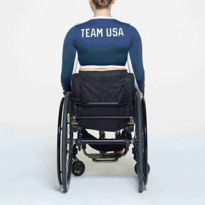 SKIMS FÖR TEAM USA SIGNATURE SWIM PARALYMPISK LÅNGÄRMAD BOKAD T-SHIRT