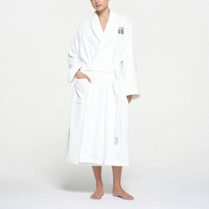 SKIMS FÖR TEAM USA TERRY OLYMPIC UNISEX MORGONDRÄKT SKIMS FÖR TEAM USA TERRY OLYMPIC UNISEX MORGONDRÄKT