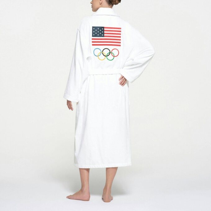 SKIMS FÖR TEAM USA TERRY OLYMPIC UNISEX MORGONDRÄKT SKIMS FÖR TEAM USA TERRY OLYMPIC UNISEX MORGONDRÄKT