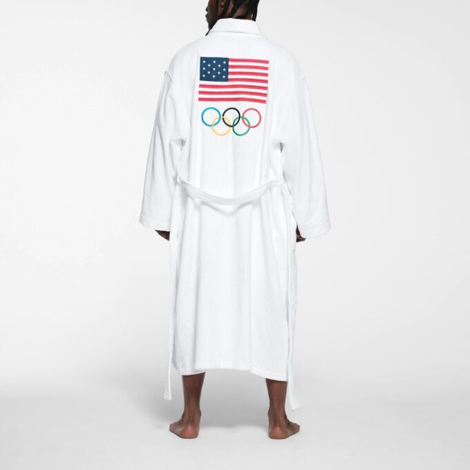 SKIMS FÖR TEAM USA TERRY OLYMPIC UNISEX MORGONDRÄKT SKIMS FÖR TEAM USA TERRY OLYMPIC UNISEX MORGONDRÄKT